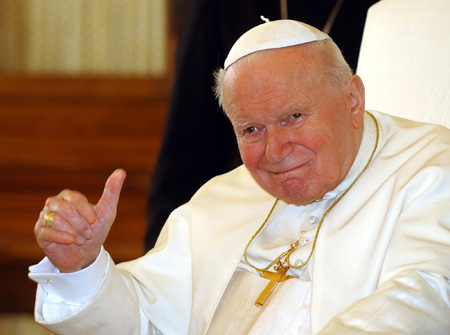 Paven bør ikke reise fra sykehuset for tidlig, sier en kardinal. (Foto: Plinio Lepri, AP)