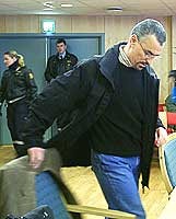 Brahim Bouteraa ankommer rettssalen mandag morgen. Foto: Ivar Jensen, NRK
