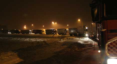 Alle sideveiene ved Halden ble fyllt opp av trailere og lastebiler som ikke kom seg over grensa. (Foto: Morten W. Røkeberg)