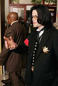 TAKKET FANSEN: Michael Jackson viste v-tegnet til fansen under en pause i rettssaken mandag. (Foto: Robyn Beck/AP)