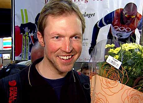 Frode Estil blir mottatt med blomster på Værnes (Foto: NRK)