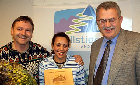 Frå venstre: Glade prisvinnarar Edmund og Melouda Meyer, og styreformann i Åndalsnes og Romsdal reiselivslag, Svein Kroken. (Foto: Ole Johnny Amundsen)