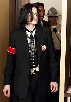Michael Jackson var preget av alvor da han mandag ankom retten i Santa Maria. Foto: Scanpix.