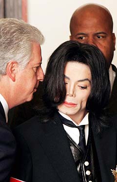 Michael Jackson får instrukser av sin forsvarer Thomas Mereseau. Foto: Scanpix.