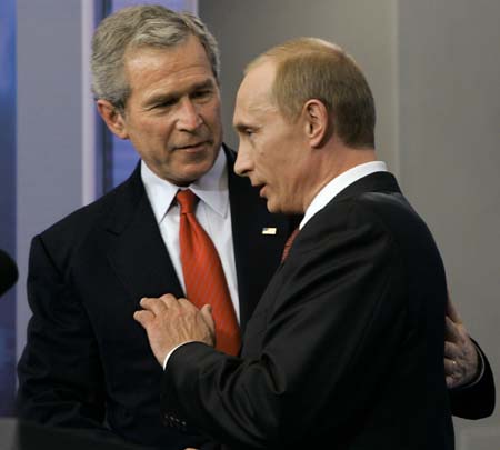 Bush ser ut som en labrador som forsøker å bli venner med en katt, skriver Johansen om Bush og Putins møte i Bratislava (Foto: J. Scott Applewhite, AP) 