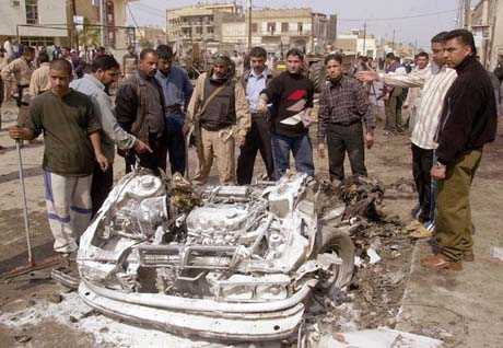 Bilbomben i Hilla i Irak krevde mer enn 120 menneskeliv. (Foto: Ali Abu Shish, Reuters)