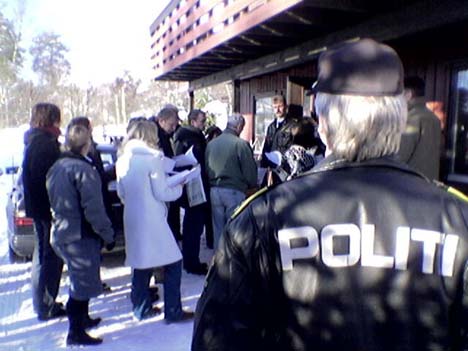 Frostating lagmannsrett på befaring ved huset der Sæther døde. (Foto: NRK)