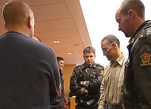 Kristian Markus Andresen (t.v.) og den tiltalte Brahim Bouteraa møttes et øyeblikk i retten tirsdag. Foto: NRK
