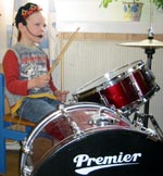 Eivind Bang Støeng (5) blir litt sliten i hendene og beina av å spille trommer.