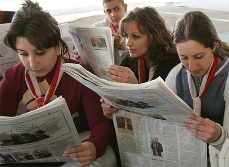 Libanesiske kvinner studerer avisene i Beirut.(Foto:AP/Hussein Malla)