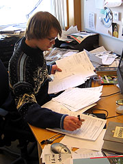 Reporter Malvin Eriksen forbereder innslaget om det papirløse samfunnet. Foto: Per Kristian Johansen, NRK