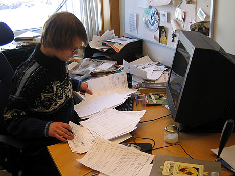 Da skrivemaskinene ble byttet ut med datamaskiner håpet mange at papirmengden skulle bli mindre. Men slik har det ikke blitt... Foto: Per Kristian Johansen, NRK