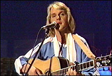 I 1981 deltok Finn Kalvik i Melodi Grand Prix med "Aldri i livet". På en nyinnspilling av låten synger han duett med sin datter Malene. (Foto: NRK)
