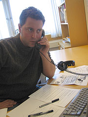 Reporter Øyvind Wik lar seg lure av utenlandske svindlere på telefonen. Foto: Per Kristian Johansen, NRK