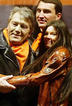 Den ukrainske sangeren Ruslana (t.v.) som vant Eurosong i fjor har vært en viktig støttespiller for president Viktor Jusjtsjenko i den oransje revolusjonen. Foto: Efrem Lukatsky, AP Photo.