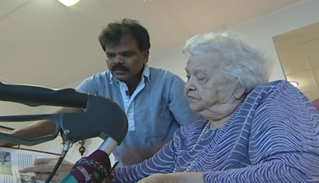 Beboer Jenny Sommerstad setter stor pris på hjelpen fra Thiru Thuraisamy.