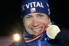 Ole Einar Bjørndalen med medaljen han fikk etter sprinten (Foto: Heiko Junge / SCANPIX) Ole Einar Bjørndalen med medaljen han fikk etter sprinten (Foto: Heiko Junge / SCANPIX)