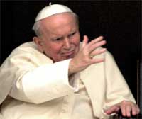 Pave Johannes Paul II vinker fra et vindu ved Gemelli-sykehuset. (Foto: Scanpix/Reuters) Pave Johannes Paul II vinker fra et vindu ved Gemelli-sykehuset. (Foto: Scanpix/Reuters)