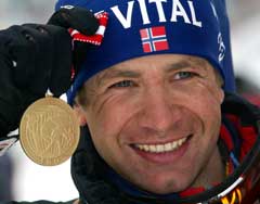 Ole Einar Bjørndalen med medaljen han fikk på jaktstarten. (Foto: AP / SCANPIX)