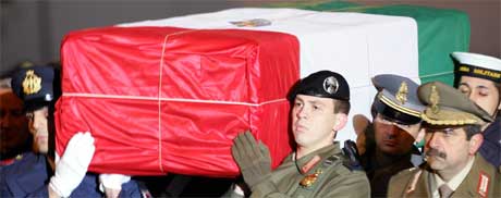 Italias fremste etterretningsoffiser i Irak, Nicola Calipari ble drept i hendelsen. (Foto: Scanpix/AFP)