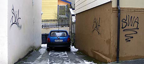 19-åringen er tiltalt for blant anna denne tagginga i Ålesund sentrum. Bildet er frå mars i år. (Foto: Pål Bakke)