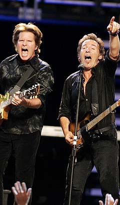 Her er John Fogerty flankert av Bruce Springsteen under en av konsertene på «Vote for Change»-turneen i fjor høst. Foto: AP / Scanpix. Her er John Fogerty flankert av Bruce Springsteen under en av konsertene på «Vote for Change»-turneen i fjor høst. Foto: AP / Scanpix.