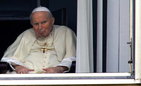 Paven viste seg i vinduet på sykehuset i Roma 6. mars. (Foto: Lionel Cironneau, AP)