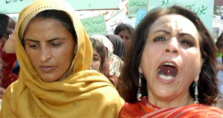 Kvinneaktivisten Furzana Bari (t.h.) og voldtektsofferet Mukhtar Mai demonstrerte i dag i Pakistan. (Foto: Scanpix / AP)