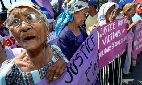 Filippinske kvinner som var sex-slaver for japanere demonstrerte i Manila. (Foto: Scanpix / AFP)
