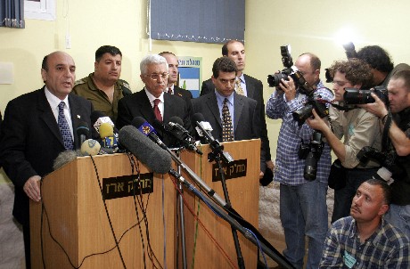 Israels forsvarsminister Shaul Mofaz og palestinernes president Mahmoud Abbas ble ikke enige. (Foto: AFP/Scanpix)