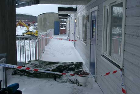 Politiet har sperret av leiligheta der mannen ble funnet dd. En person er pgrepet. (Foto: NRK)