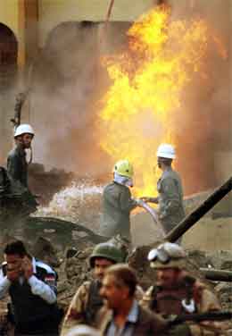Brannfolk og soldater i ferd med å slokke branen som oppstod etter selvmordsaksjonen. (Foto: AP/scanpix)