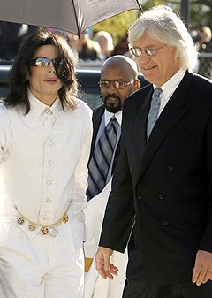 Michael Jackson og forsvareren hans Thomas Mesereau. Foto: Robert Galbraith, AFP Photo.