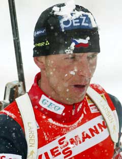 Roman Dostal i snødrevet i Hochfilzen. (Foto: AP/Scanpix)