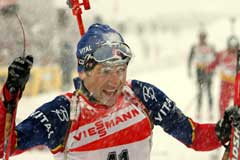 Ole Einar Bjørndalen i snødrevet i Hochfilzen onsdag. (Foto: Heiko Junge/Scanpix)