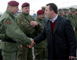 TOK FARVEL: Ramush Haradinaj tok i dag farvel med general Agim Ceku, som er leder for Kosovos sivile beredskapskors, det tidligere UCK. Foto: Reuters/
