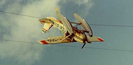 I 1976 ble dette svenske småflyet hengende i en høyspentledning i Tysfjord i Nordland. Piloten kom fra ulykken uten alvorlige skader (Foto: NRK)
