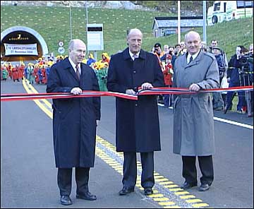 Kong Harald opna verdas lengste vegtunnel 27. november 2000. T.v.: vegdirektr Olav Sfteland og t.h. vegsjef i Sogn og Fjordane, Lars Lefdal.
(Foto: Steinar Lote, NRK)