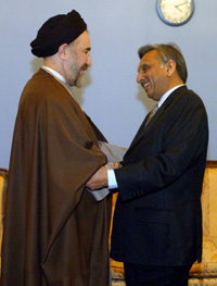 Irans president Mohammad Khatami møtte Indias oljeminister Mani Shankar Aiyar i desember i fjor, for å diskutere en gassavtale. (Foto: H. Fahimi, Afp)