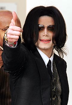 Michael Jackson ankommer rettslokalet i Santa Barbara onsdag, tilsynelatende fortsatt ved godt mot. Foto: Carlo Allegri, AFP Photo.