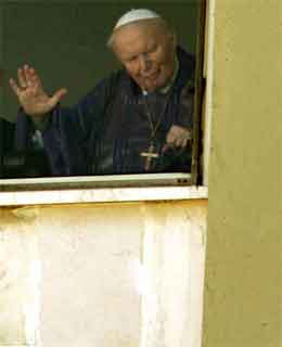 Paven Johannes Paul II vinka til pilgrimar frå sjukehusvindauget i går. (Foto: Reuters/scanpix) Paven Johannes Paul II vinka til pilgrimar frå sjukehusvindauget i går. (Foto: Reuters/scanpix)