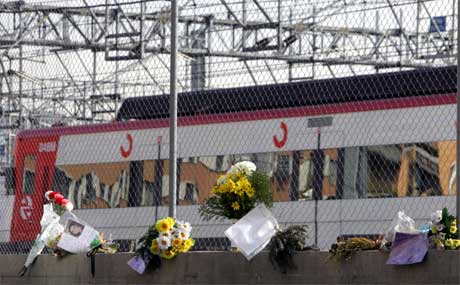 Noen har etterlatt seg blomster på Atocha-stasjonen, dagen før Spania markerer at det er ett år siden terrorbombene.(Foto:AFP/Scanpix)