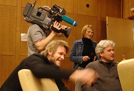 Trond Espen Seim og Harry Guttormsen i samtale med TV-teamet (Foto: Carl Henrik Grøndahl, NRK Radioteatret).