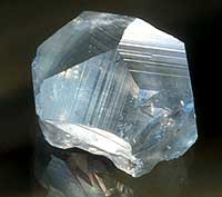 En relativt vanlig krystallform for kalsitt, satt sammen av et heksagonalt prisme (basisform) og det vanlige romboeder (toppen). (Foto: P. E. Aas, NHM, UiO)