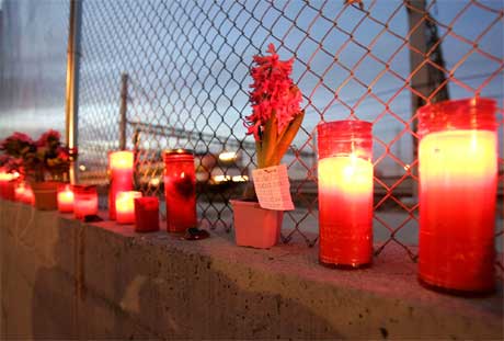 I dag minnes Spania 191 mennesker som mistet livet i terror-aksjonene i Madrid for ett år siden.(Foto:AP/Jasper Juinen)