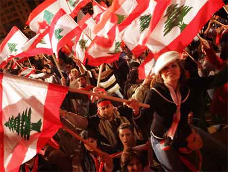 Demonstrasjonane for syrisk tilbaketrekking held fram i Beirut. (Foto: AFP/Scanpix)