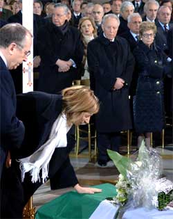 STATSBEGRAVELSE: Enken etter den drepte Nicola Calipari under mandagens begravelse. Til høyre Italias president Carlo Azeglio Ciampi og hans kone, Franca Pilla. Foto: Ap/Scanpix.