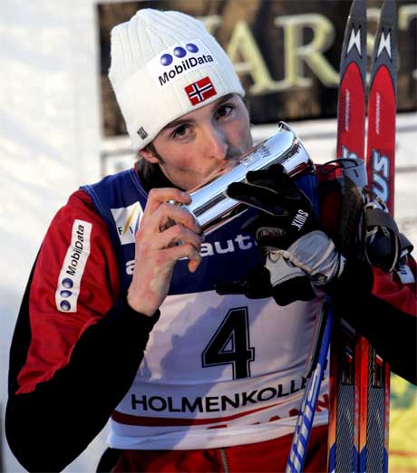 Magnus Moan kysser pokalen han fikk for seieren i verdenscuprennet i kombinert i Holmenkollen lørdag ettermiddag. Foto: Erlend Aas / SCANPIX