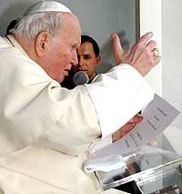 Pven velsignet de fremmøtte fra sykehusvinduet. Foto: Osservatore Romano, AP Pven velsignet de fremmøtte fra sykehusvinduet. Foto: Osservatore Romano, AP
