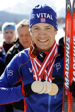Ole Einar Bjørndalen viser frem sine fire VM-gull fra Hochfilzen. (Foto: Heiko Junge / SCANPIX)